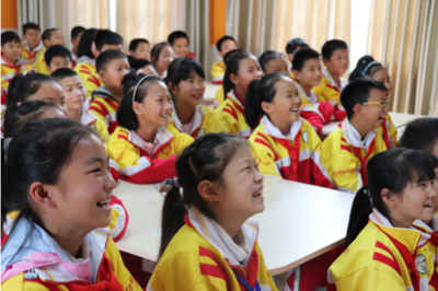 直播間里學甲骨文 陌陌直播公益課為鄉(xiāng)村孩子打開求知新世界